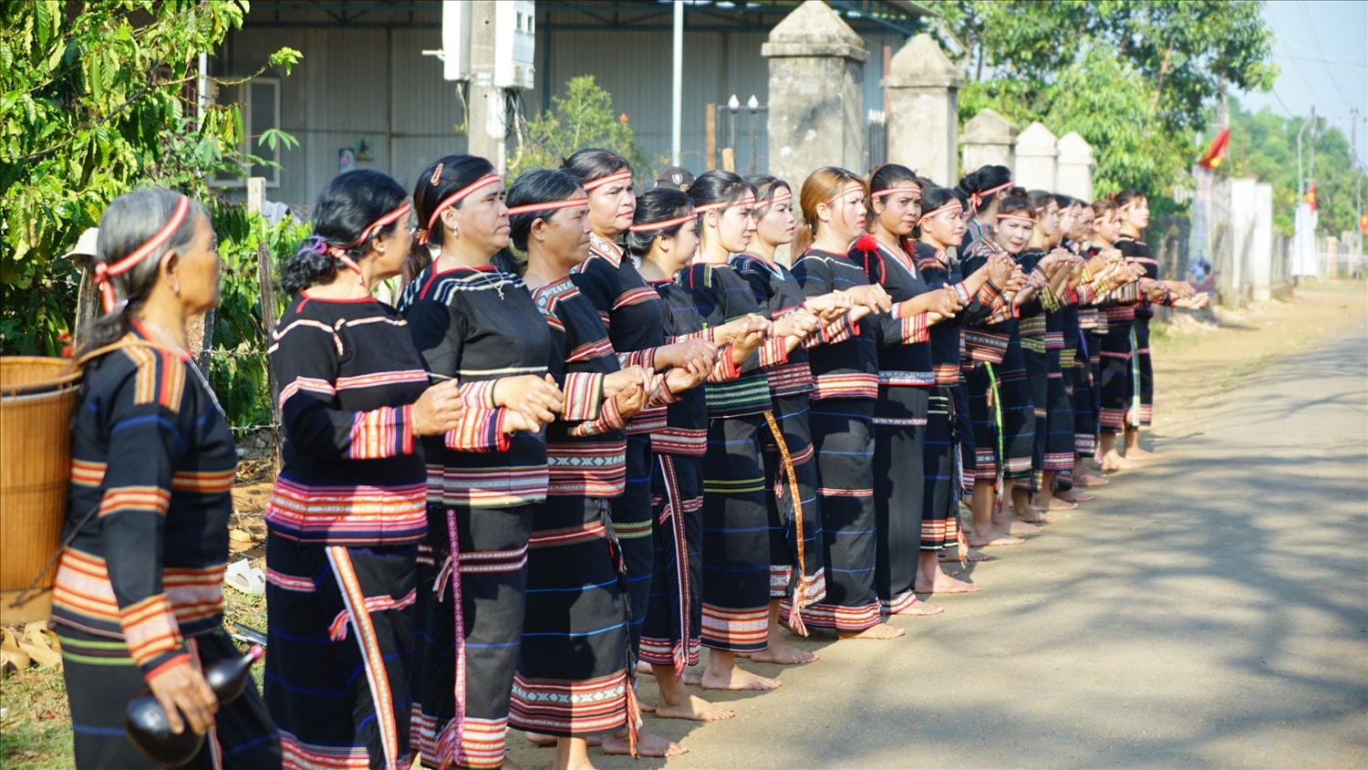 Các cô gái múa xoang uyển chuyển