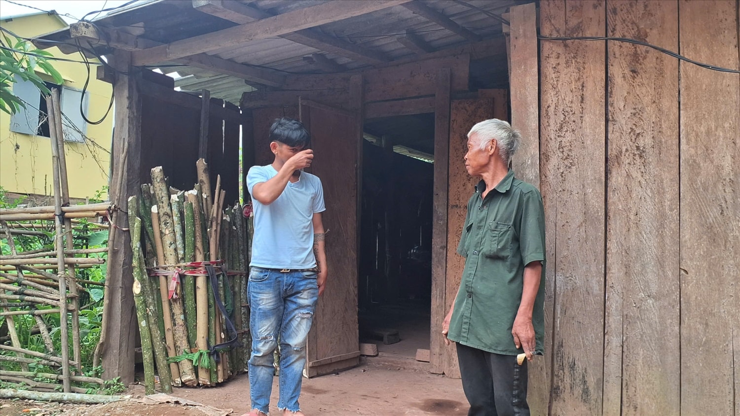Anh Hồ Đào (trái) cùng bố là ông Hồ Teo không giấu được nỗi buồn khi con bò được cấp đã chết (Ảnh: Phạm Tiến)