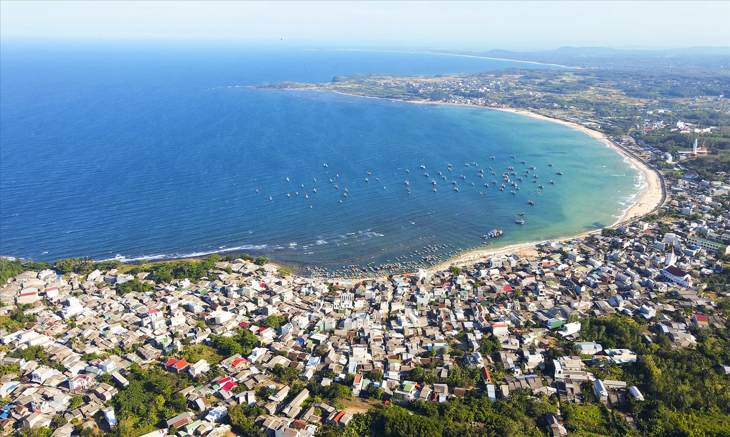 Bãi biển Phước Thiện một màu xanh như ngọc nằm phơi mình trong nắng sớm, thanh bình đầy sức sống nơi tổ chức lễ hội.