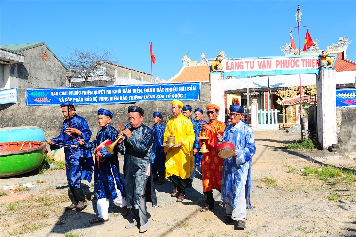 Ông Nguyễn Văn Hương chủ bái rước Lễ tế thần Nam Hải và hội đua thuyền truyền thống.