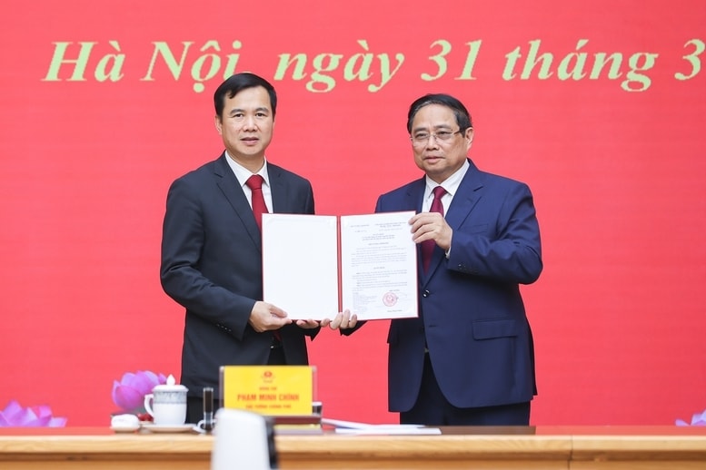 Thủ tướng Phạm Minh Chính trao quyết định điều động, bổ nhiệm PGS.TS. Bùi Thế Duy giữ chức Giám đốc Đại học Quốc gia Hà Nội - Ảnh: VGP/Nhật Bắc