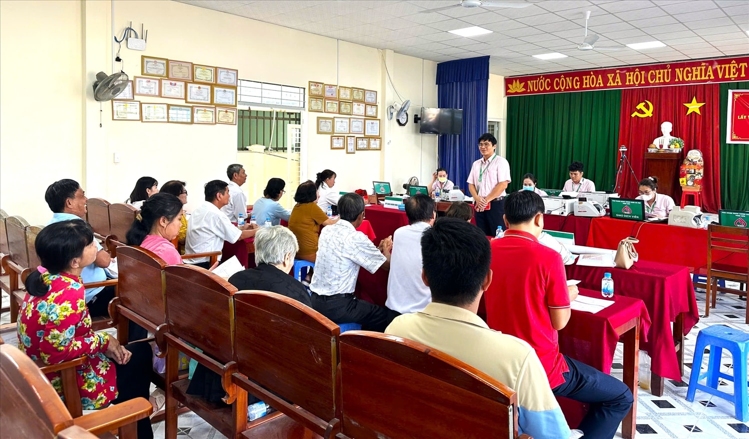 Cán bộ NHCSXH Đồng Phú (Đồng Nai) tổ chức giao dịch tại điểm xã, trực tiếp tuyên truyền, giải ngân và hướng dẫn người dân tiếp cận nguồn vốn tín dụng chính sách.