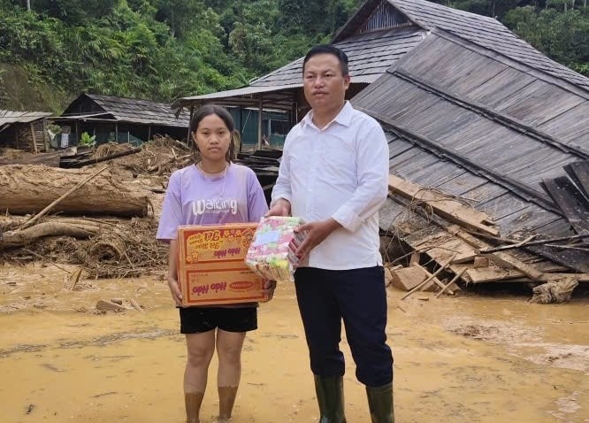 Anh Xồng Bá Cha thăm hỏi và tặng quà động viên bà con vùng lũ ở bản Hồi Mới