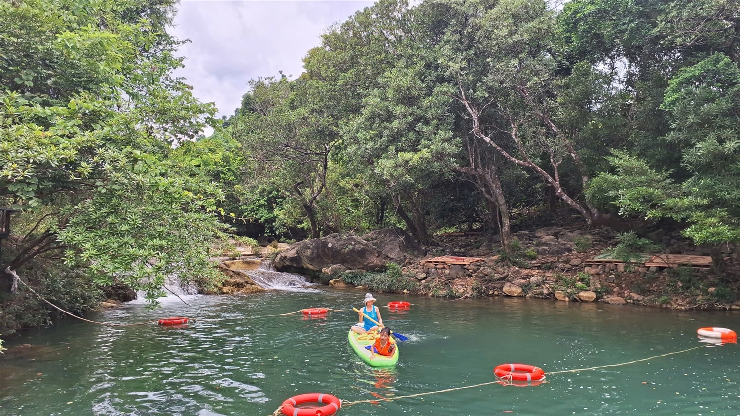 Cảnh đẹp ở suối bản Còi Đá cũng đã được chị Đoan tận dụng tối đa để quảng bá (Ảnh: Phạm Tiến)