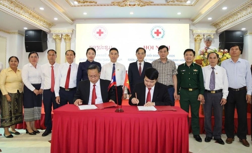Đại diện Hội Chữ thập đỏ Thanh Hóa-Hủa Phăn ký, trao thỏa thuận hợp tác 2026-2027