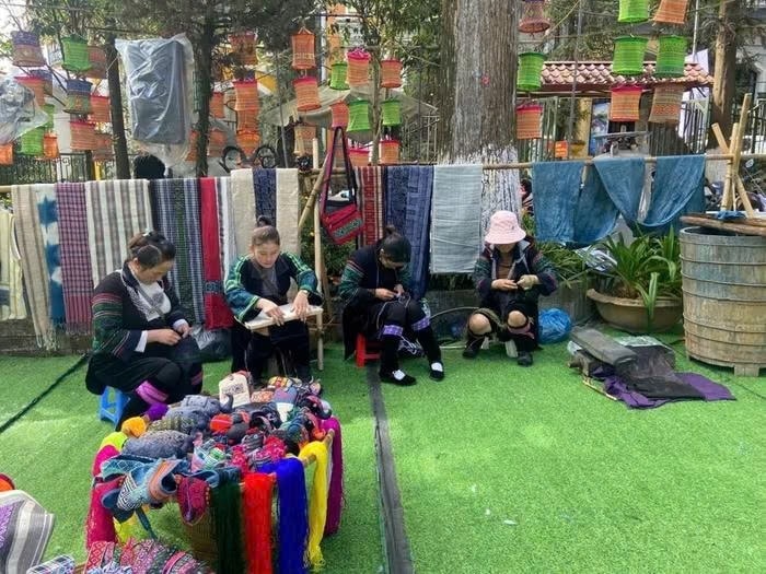 Các giá trị văn hóa truyền thống được phụ nữ dân tộc thiểu số ứng dụng phát triển thành sản phẩm du lịch đặc thù địa phương. Ảnh: TL