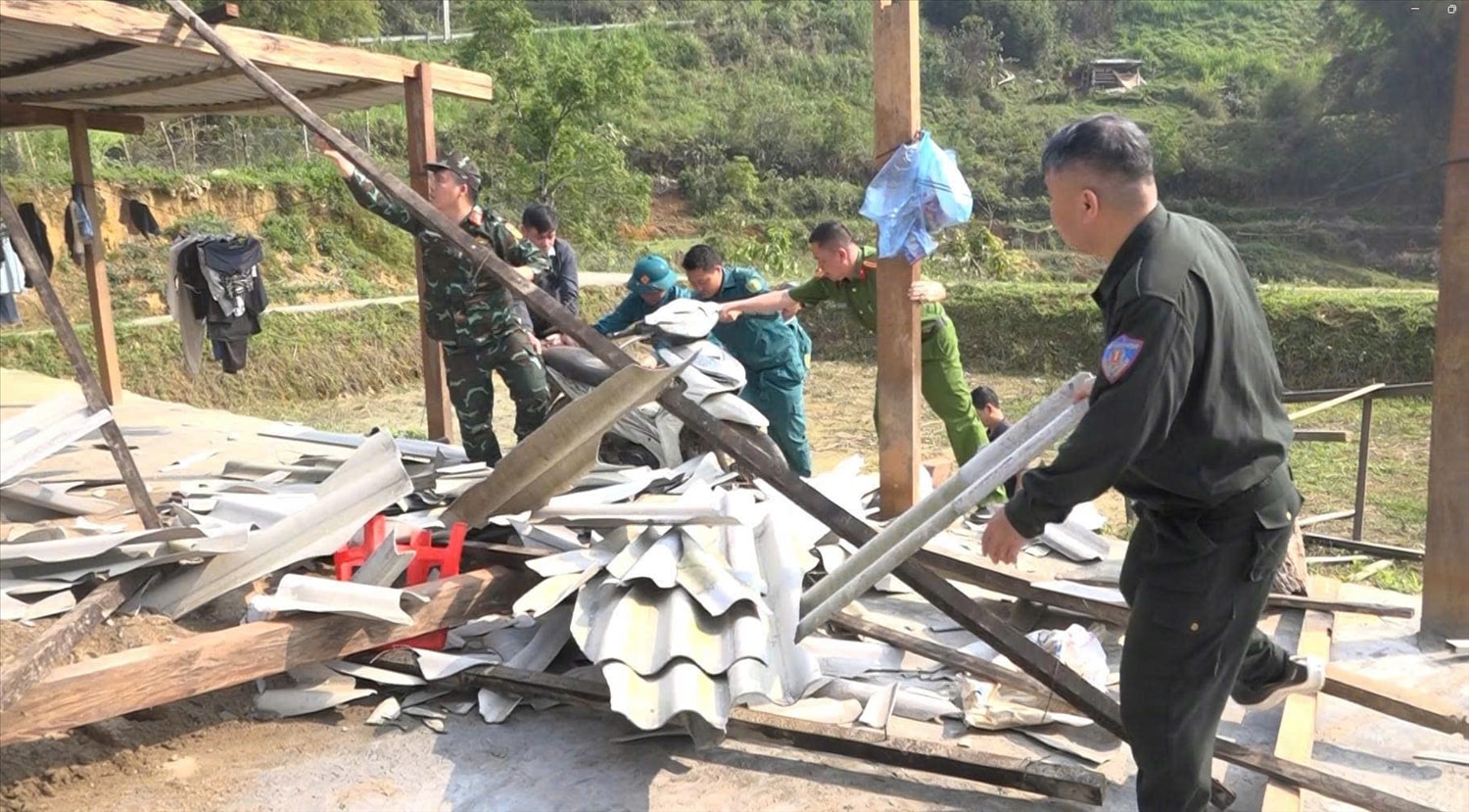 Trận mưa giông ngày 29/3 khiến hơn 4 nghìn ngôi nhà ở lào Cai bị hư hỏng (Ảnh Trọng Bảo)