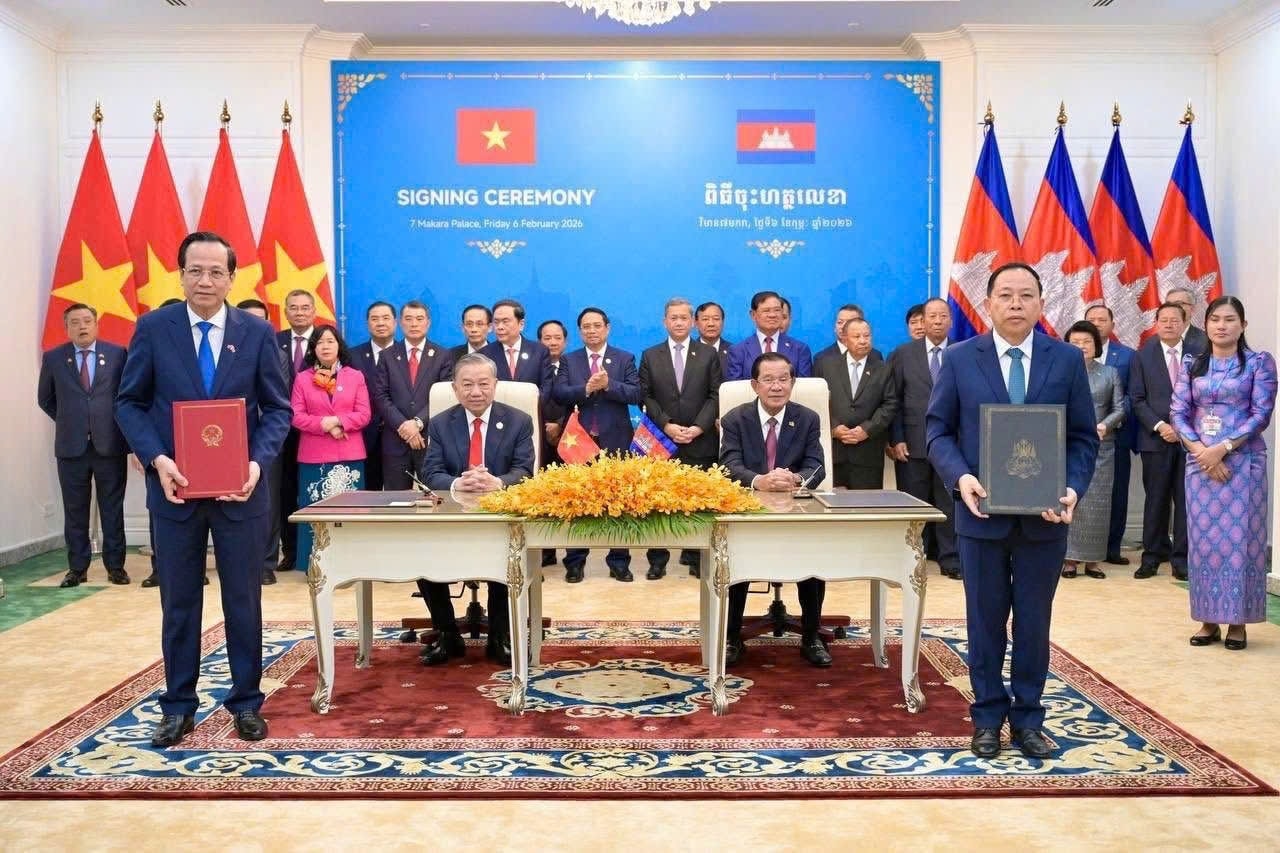 Tổng Bí thư Tô Lâm và Chủ tịch Đảng Nhân dân Campuchia Samdech Techo Hun Sen chứng kiến ký kết thỏa thuận hợp tác song phương  giữa Bộ Dân tộc và Tôn giáo Việt Nam  và Bộ Lễ nghi và Tôn giáo Campuchia