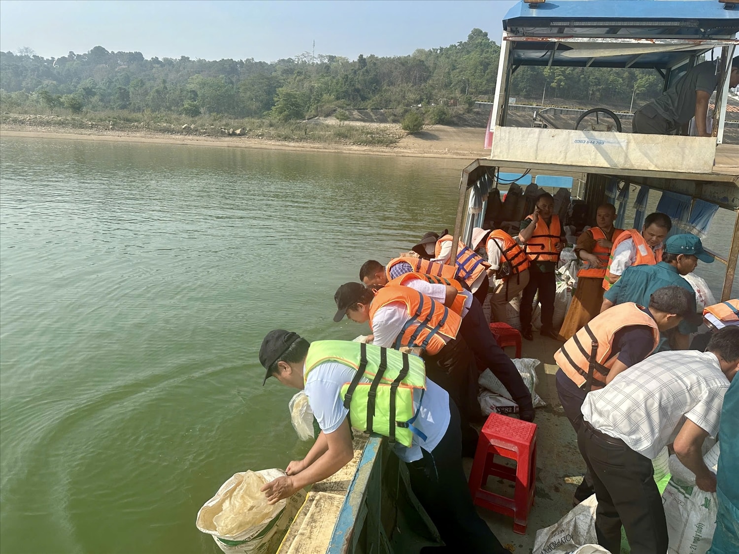 Ngành chức năng, doanh nghiệp, người dân cùng thả cá giống xuống lòng hồ Ia Ly nhằm tái tạo nguồn lợi thủy sản
