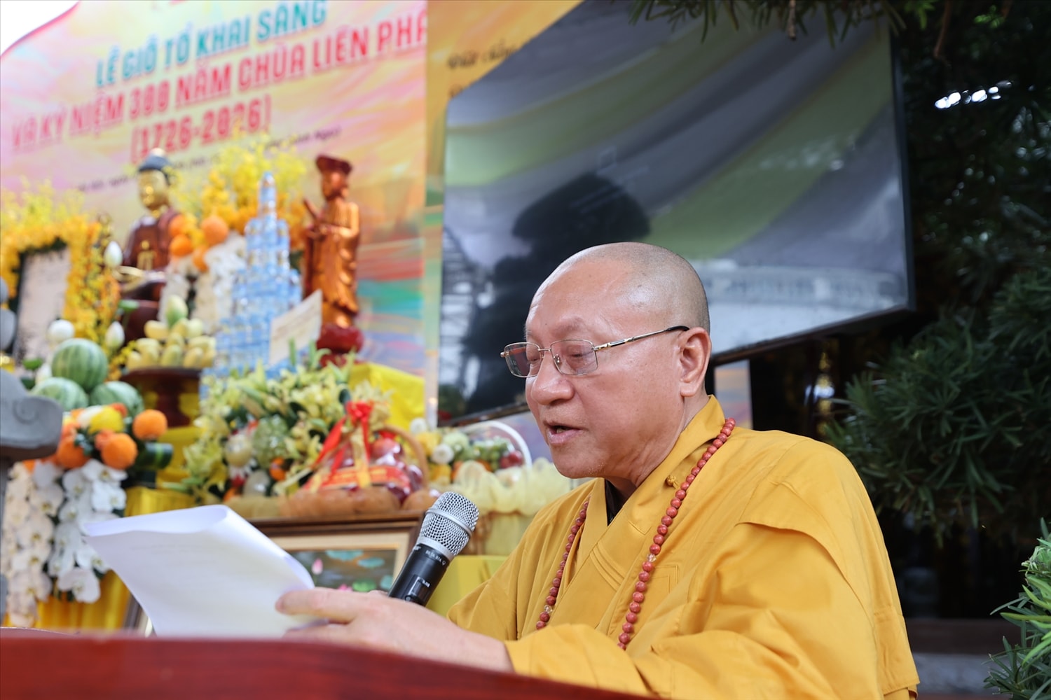 Hoà thượng Thích Gia Quang, Phó Chủ tịch Hội đồng Trị sự Giáo hội Phật giáo Việt Nam, trụ trì chùa Liên Phái  đọc lời tưởng niệm, tri ân Thiền sư  Như Trừng Lân Giác. Ảnh Lê Anh Dũng