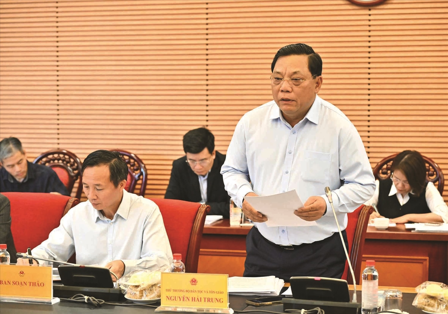 Thứ trưởng Bộ Dân tộc và Tôn giáo Nguyễn Hải Trung trình bày dự thảo  Luật Tín ngưỡng, tôn giáo (sửa đổi) tại phiên thẩm tra sơ bộ ngày 16/3/2026