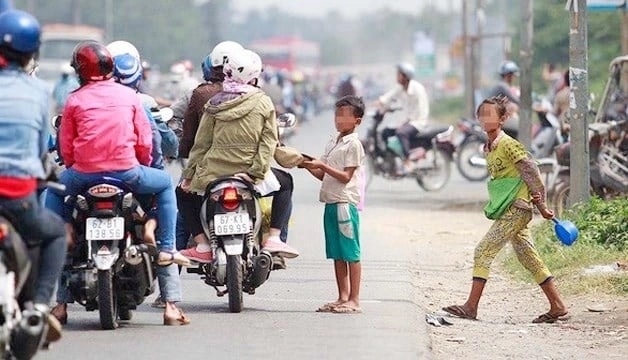 Theo Nghị định số 98, ép buộc trẻ em đi xin ăn bị phạt tới 40 triệu đồng (Ảnh MH)