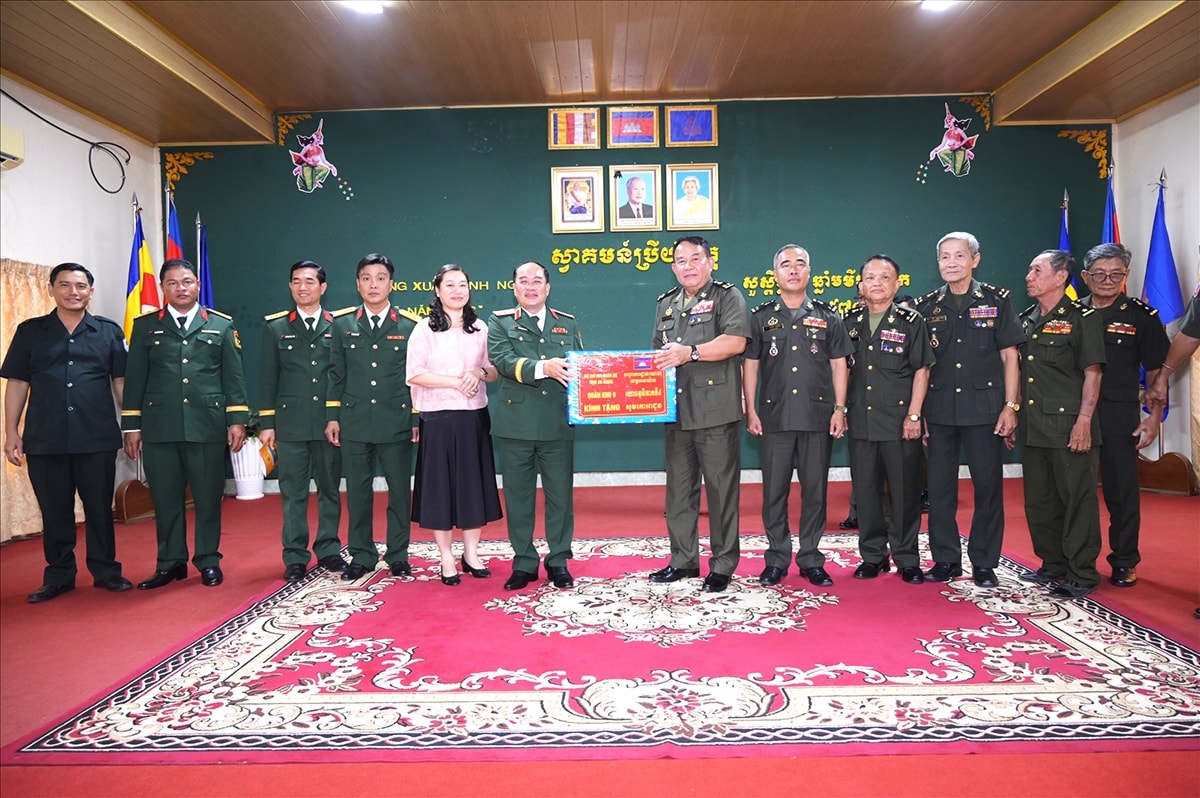 Thăm, chúc Tết các đơn vị Quân đội Hoàng gia Campuchia nhân dịp Tết cổ truyền Chôl Chnăm Thmây