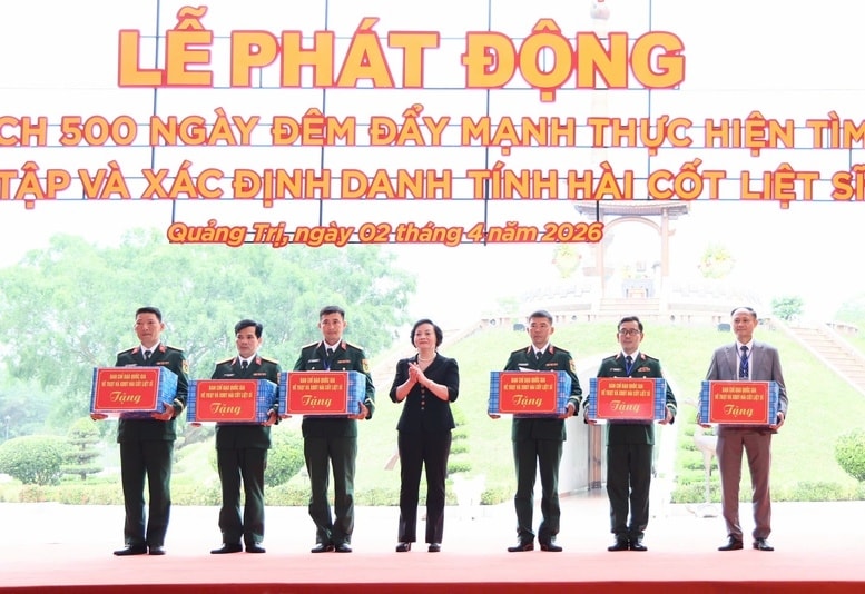 Phó Thủ tướng Phạm Thị Thanh Trà tặng quà các Đội Quy tập mộ liệt sĩ - Ảnh: VGP/Thu Giang