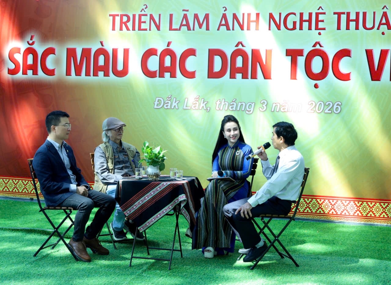 Các nghệ sĩ nhiếp ảnh tại tọa đàm Cảm hứng sáng tác về bản sắc các dân tộc Việt Nam