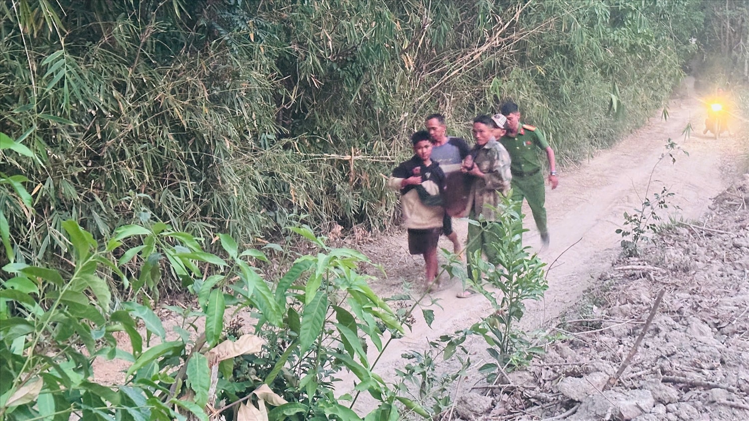 Công an xã Kon Braih hỗ trợ cùng người dân đưa nạn nhân từ nương rẫy đi cấp cứu