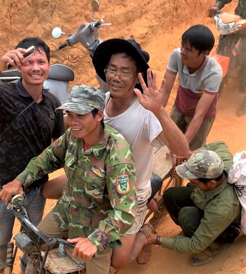 Dân làng Ba Rờ Gốc đưa ông Trần Quang từ rừng  trở về nhà