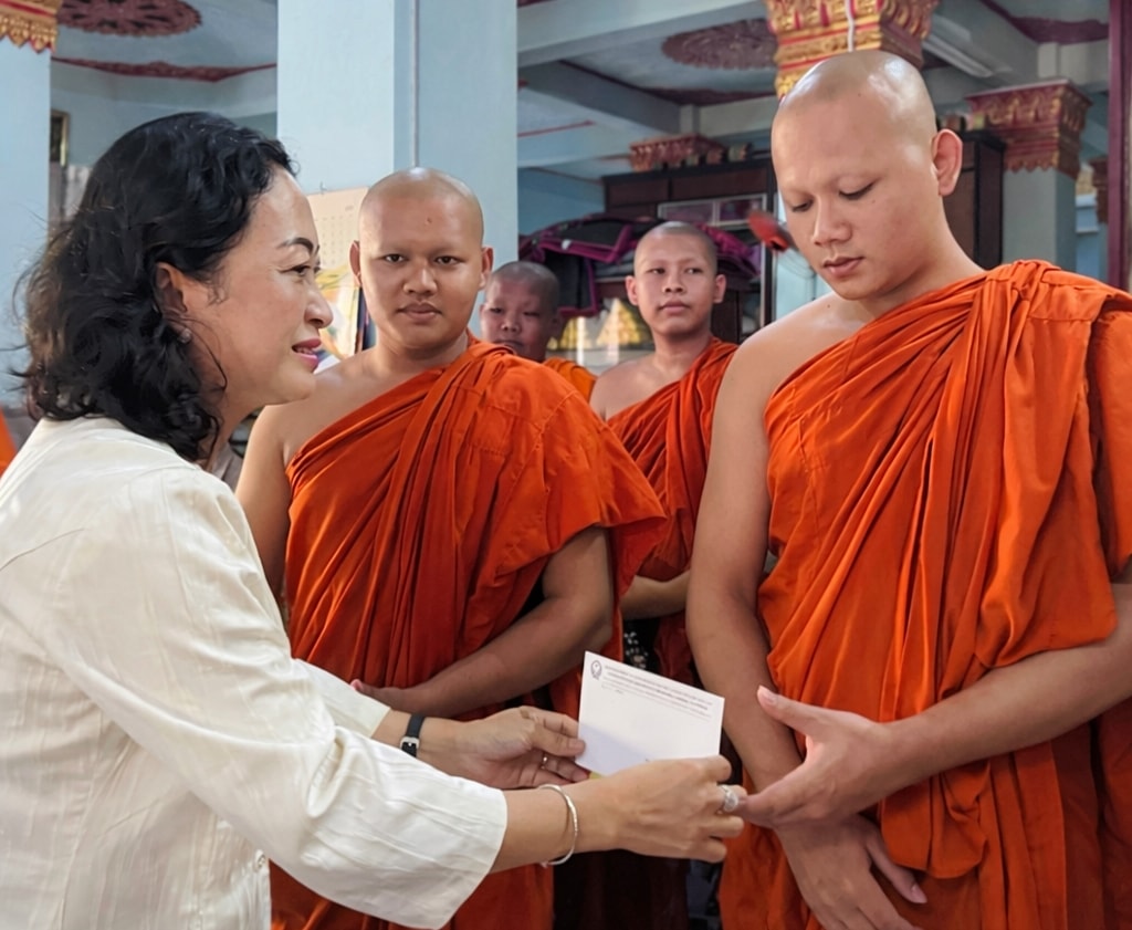  Phó Chủ tịch Hội đồng Dân tộc của Quốc hội Trần Thị Hoa Ry trao quà chúc Tết các vị chư tăng tại chùa Cù Lao