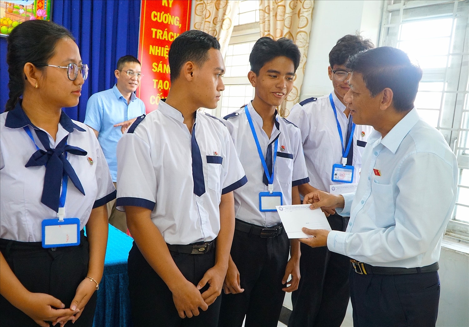 Chủ tịch Hội đồng Dân tộc của Quốc hội Lâm Văn Mẫn tặng quà mừng năm mới cho các em học sinh dân tộc Khmer tiêu biểu