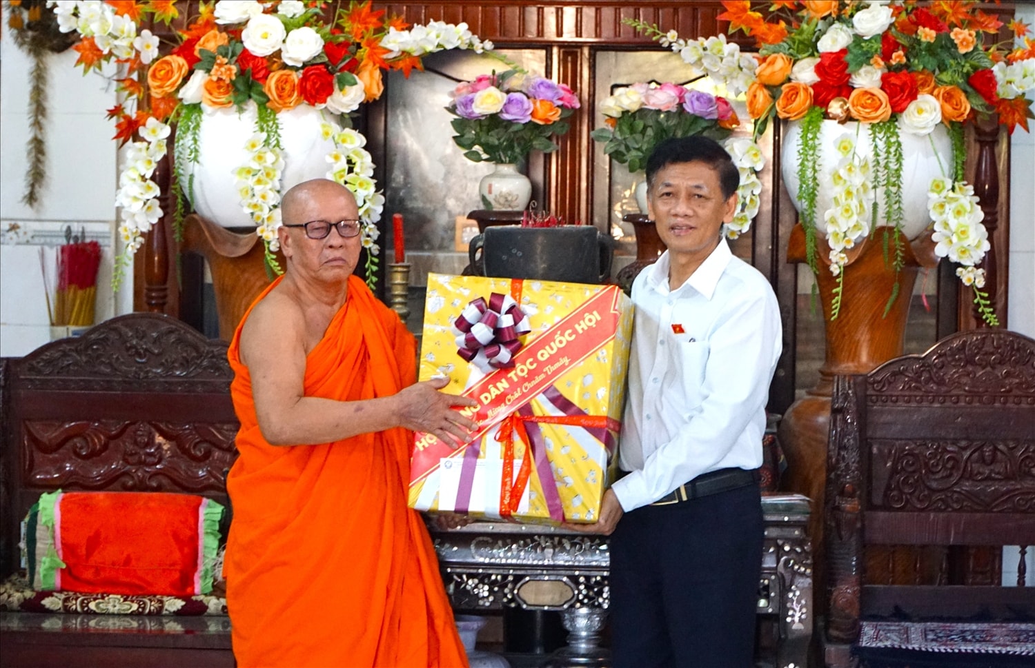 Chủ tịch Hội đồng Dân tộc của Quốc hội Lâm Văn Mẫn chúc mừng tết Chôl Chnăm Thmây và tặng quà Ban Quản trị chùa Cù Lao