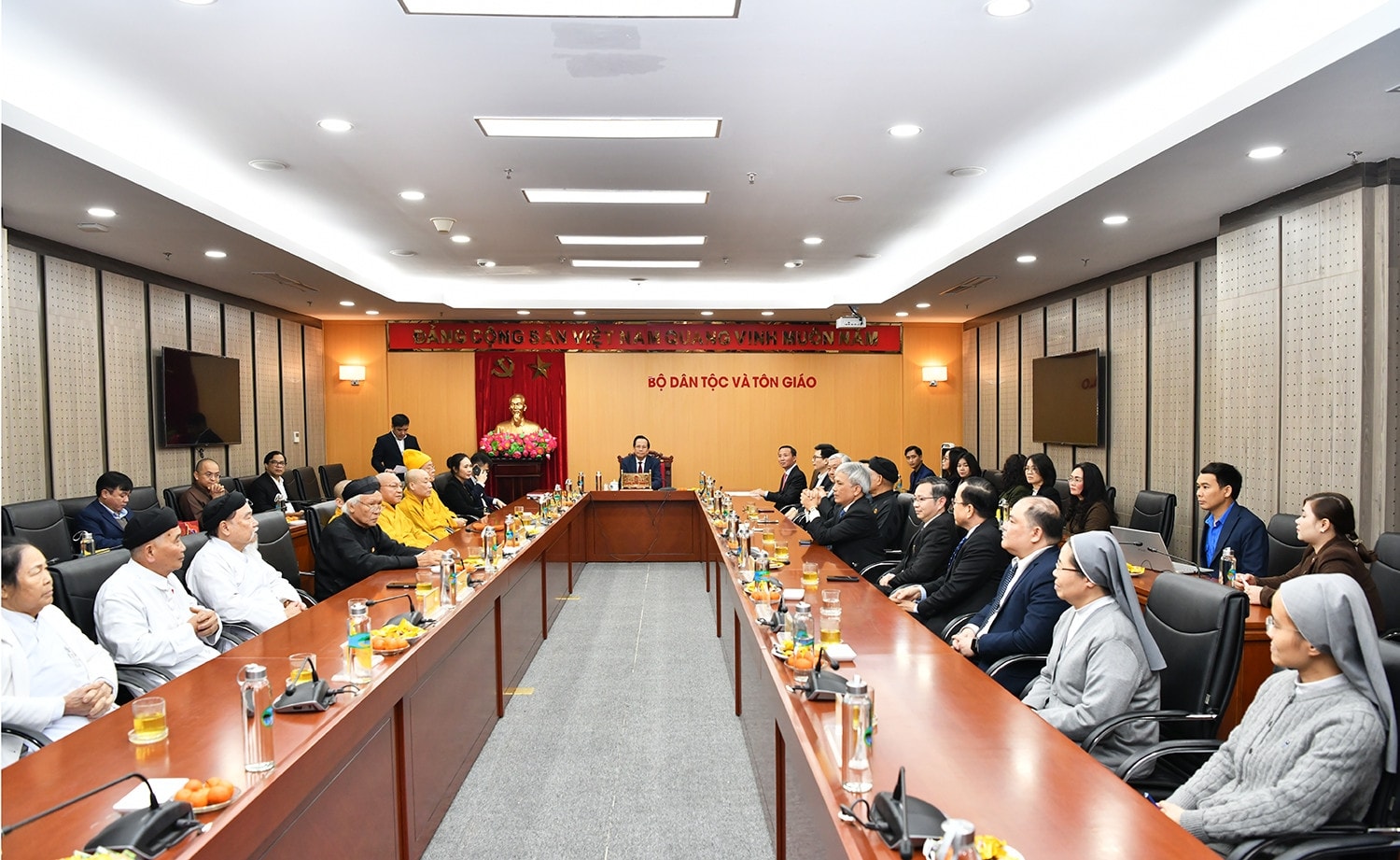 Chức sắc, chức việc các tôn giáo chúc mừng Bộ Dân tộc và Tôn giáo nhân dịp công bố Nghị quyết của Quốc hội về thành lập Bộ Dân tộc và Tôn giáo ngày 1/3/2025.