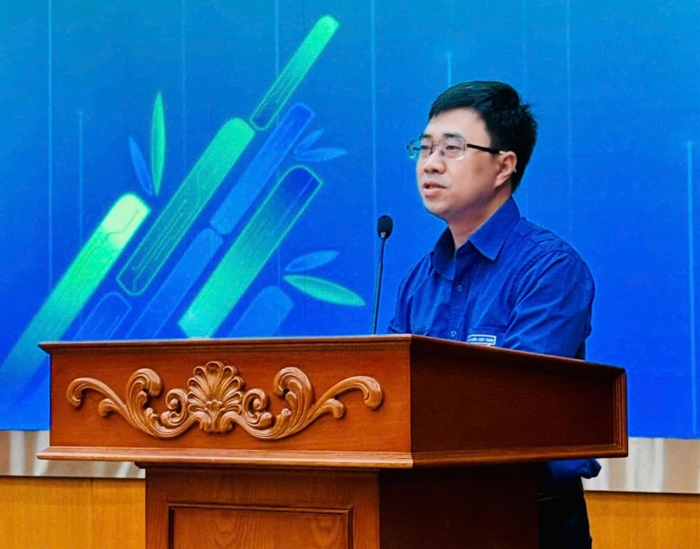 Đồng chí Bùi Hoàng Tùng - Ủy viên BCH Đảng bộ Chính phủ, Ủy viên Ban Thường vụ Trung ương Đoàn, Bí thư Đoàn Chính phủ phát biểu khai mạc Hội nghị