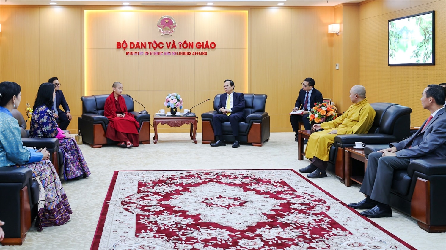 Bộ trưởng Bộ Dân tộc và Tôn giáo Đào Ngọc Dung tiếp Hoàng tôn Vairochana Rinpoche 4