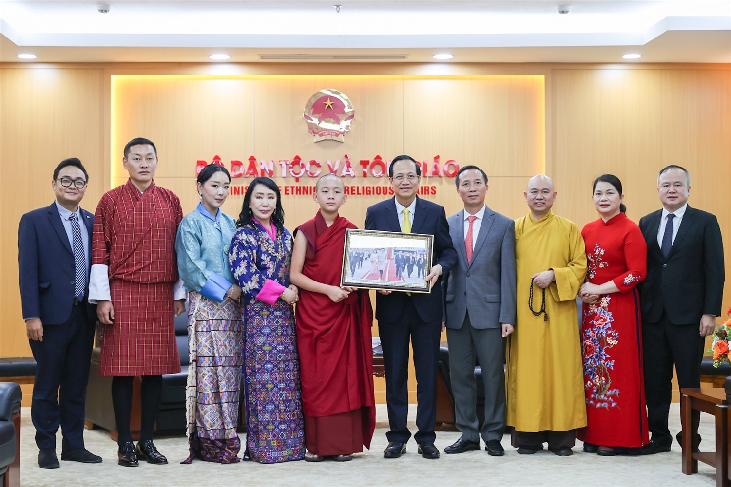 Bộ trưởng Bộ Dân tộc và Tôn giáo Đào Ngọc Dung tiếp Hoàng tôn Vairochana Rinpoche 6