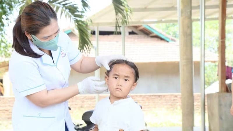 Cán bộ Trạm Y tế xã Ea Riêng theo dõi tình trạng sức khỏe trẻ mắc bệnh thủy đậu (Ảnh. Bảo Trọng)