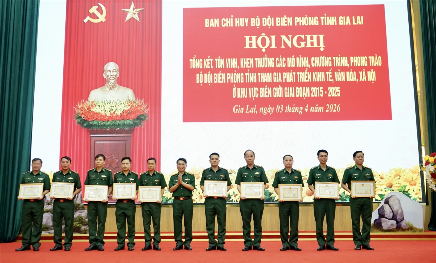 Ban Chỉ huy BĐBP tỉnh tặng giấy khen các tập thể, cá nhân có thành tích xuất sắc trong triển khai các mô hình giúp dân