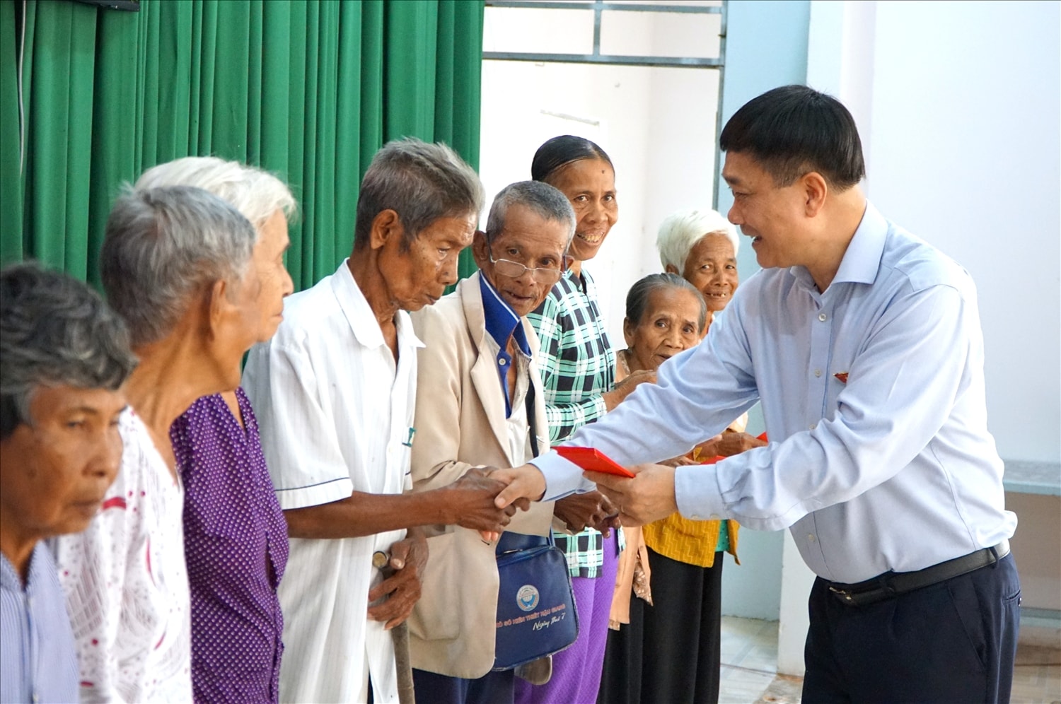 Phó Chủ tịch Quốc hội Vũ Hồng Thanh trao quà cho các hộ gia đình tiêu biểu là đồng bào Khmer tại xã Tân Thạnh