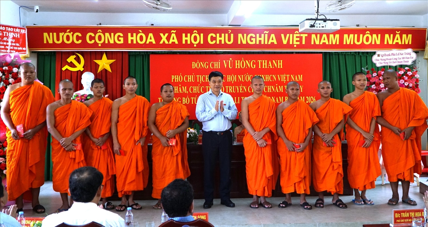 Phó Chủ tịch Quốc hội Vũ Hồng Thanh trao quà cho các tăng sinh tại Trường Bổ túc Văn hóa Pali Trung cấp Nam Bộ