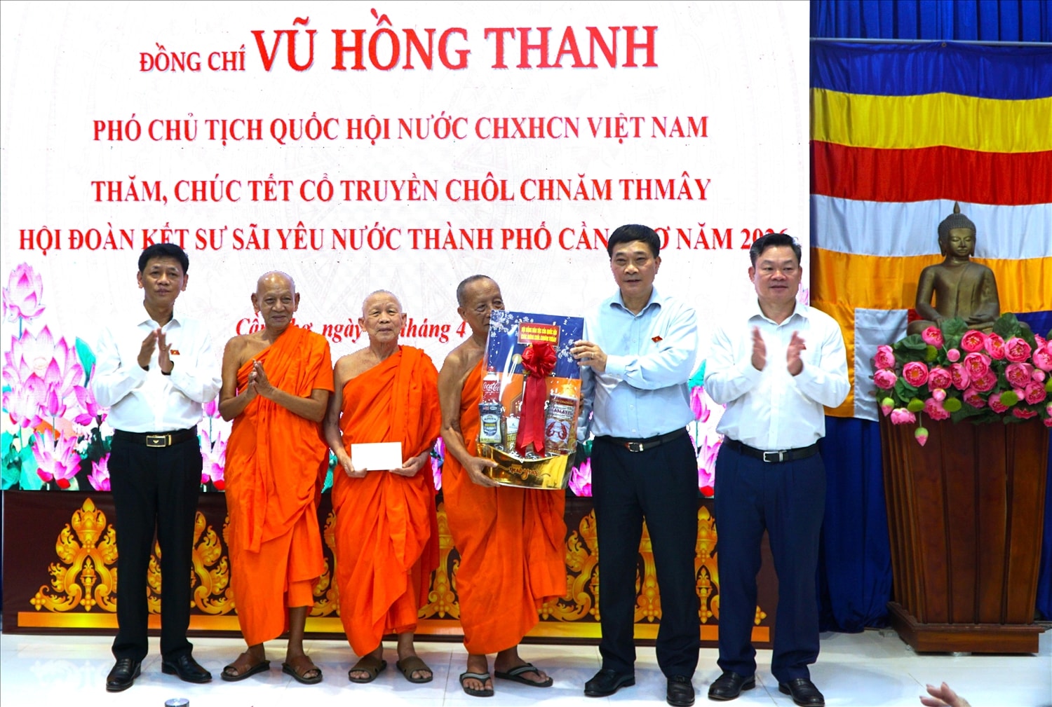 Phó Chủ tịch Quốc hội Vũ Hồng Thanh và Đoàn công tác trao quà Tết tới Hội Đoàn kết sư sãi yêu nước TP. Cần Thơ