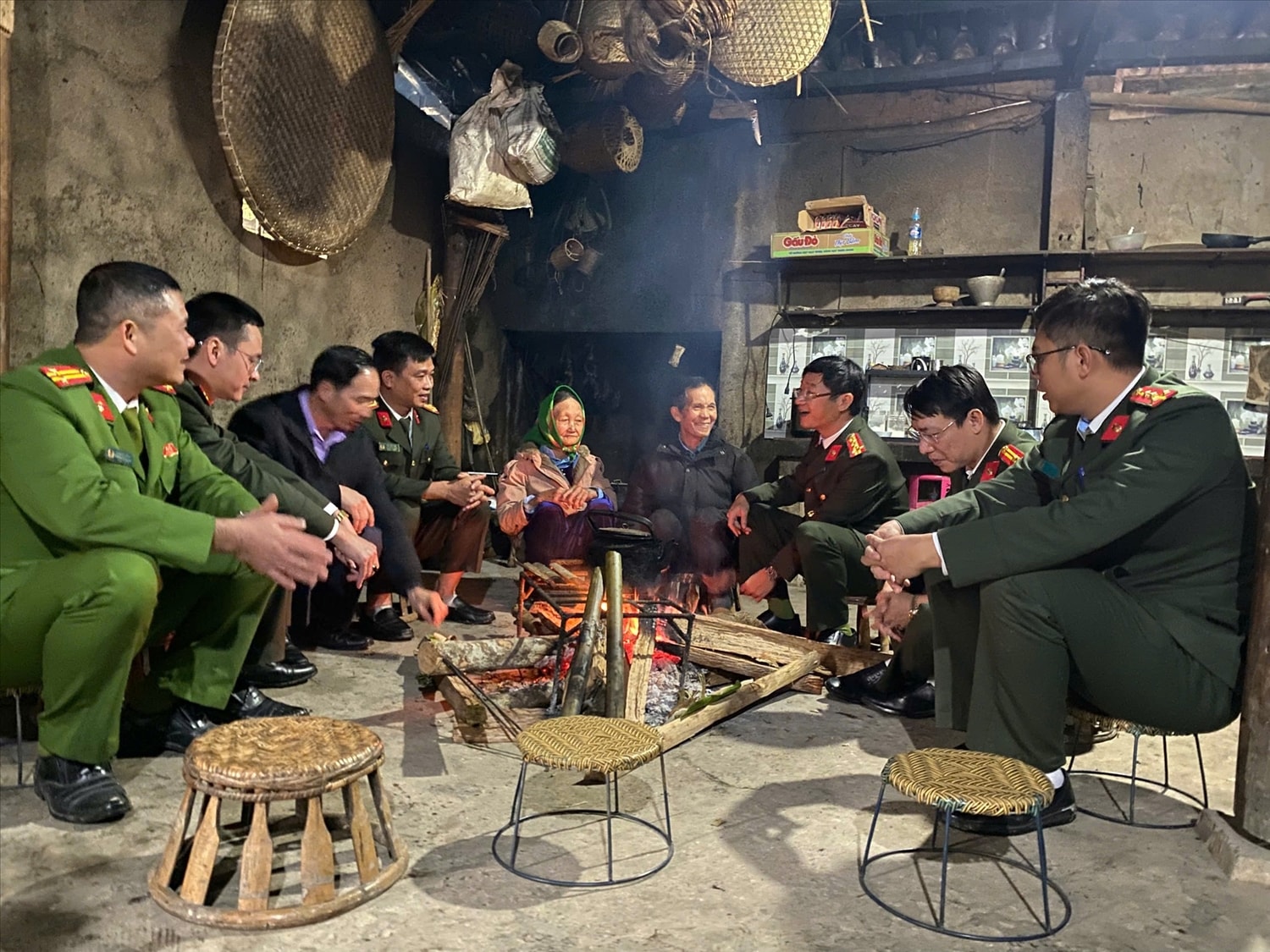 Lãnh đạo Công an tỉnh Nghệ An thăm, gặp gỡ đồng bào các DTTS xã Mường Lống 
