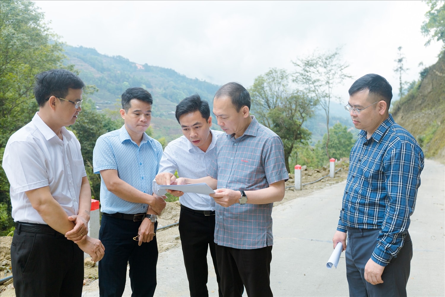 Lãnh đạo Sở Dân tộc và Tôn giáo tỉnh Tuyên Quang trực tiếp kiểm tra hồ sơ công trình ngay tại thực địa