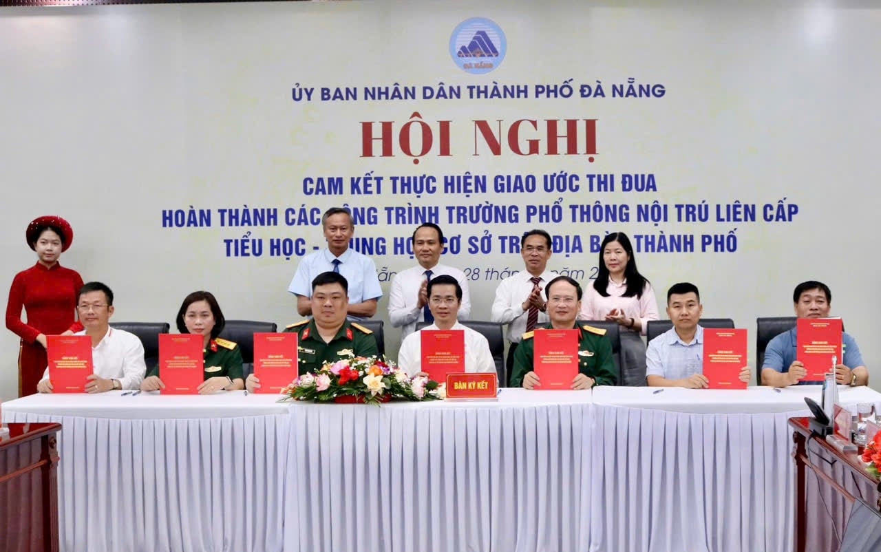 Ban Quản lý dự án đầu tư xây dựng các công trình dân dụng, công nghiệp và hạ tầng kỹ thuật Đà Nẵng cùng các nhà thầu thực hiện giao ước thi đua hoàn thành 6 Trường phổ thông nội trú liên cấp Tiểu học - THCS biên giới. (Ảnh QH)