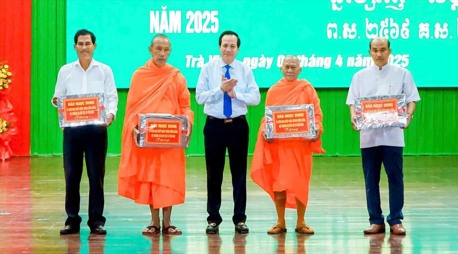 Bộ trưởng Bộ Dân tộc và Tôn giáo Đào Ngọc Dung trao quà cho những Người có uy tín nhân dịp  Tết cổ truyền đồng bào Khmer năm 2025.  (Hoà thượng Thạch Sok Xane đứng thứ 2 bên phải) 