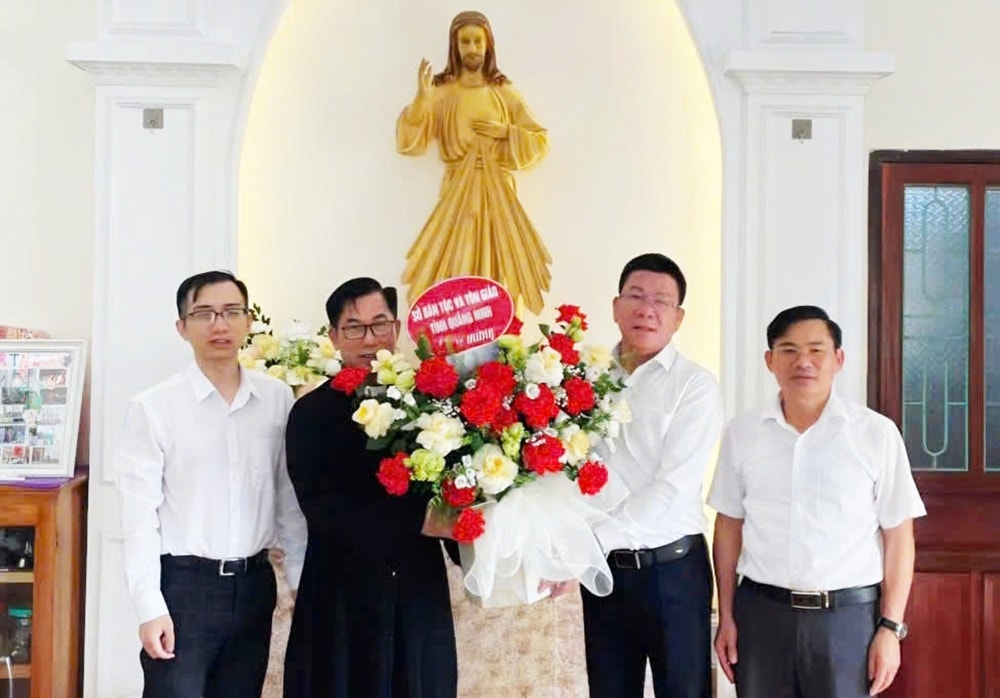 Giám đốc Sở Dân tộc và Tôn giáo tỉnh Quảng Ninh Lục Thành Chung thăm và chúc mừng Giáo xứ Trà Cổ, phường Móng Cái 1