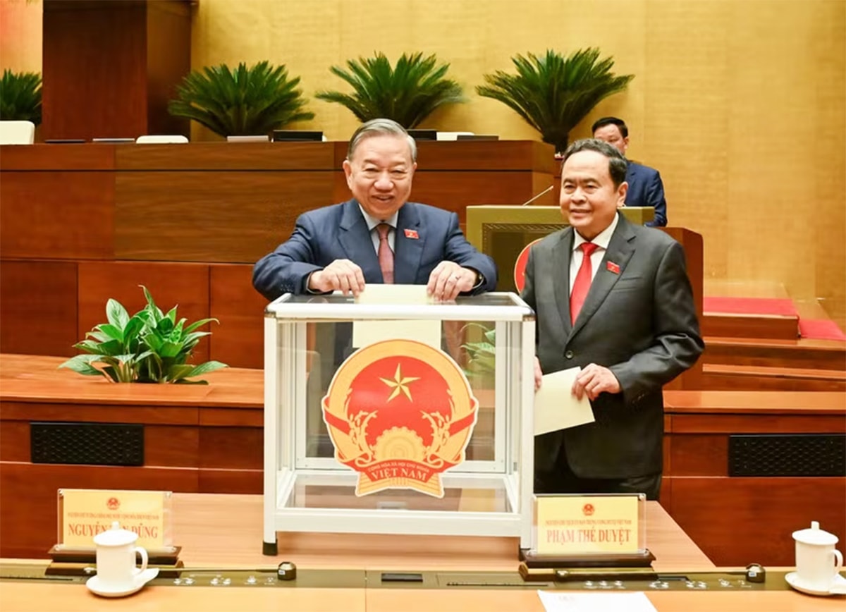 Tổng Bí thư Tô Lâm và Chủ tịch Quốc hội khóa XV Trần Thanh Mẫn bỏ phiếu bầu Chủ tịch Quốc hội khóa XVI sáng 6/4. (Ảnh: Duy Linh) 