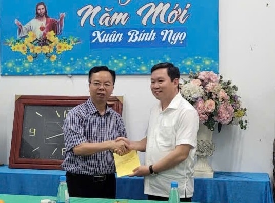 Thăm, chúc mừng Giáo sứ  giáo xứ Nghĩa Lộ (Ảnh Trọng Bảo)