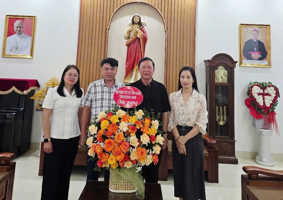 Phó Giám đốc Sở Dân tộc và Tôn giáo tỉnh Quảng Ninh Đặng Quang Ngạn thăm và chúc mừng tại Giáo hạt  Mạo Khê, phường Hiệp Hòa