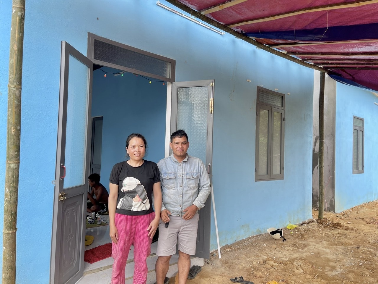Anh A Lăng Hiếu và vợ hạnh phúc vì có nhà mới sau thiên tai. (Ảnh Huy Trường)