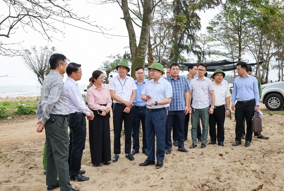 Phó Chủ tịch UBND tỉnh Nghệ An Phùng Thành Vinh (người đội mũ hàng đầu ở giữa) đốc thúc tiến độ với các địa phương để đại Dự án Nhà máy Nhiệt điện LNG Quỳnh Lập khởi công đúng tiến độ