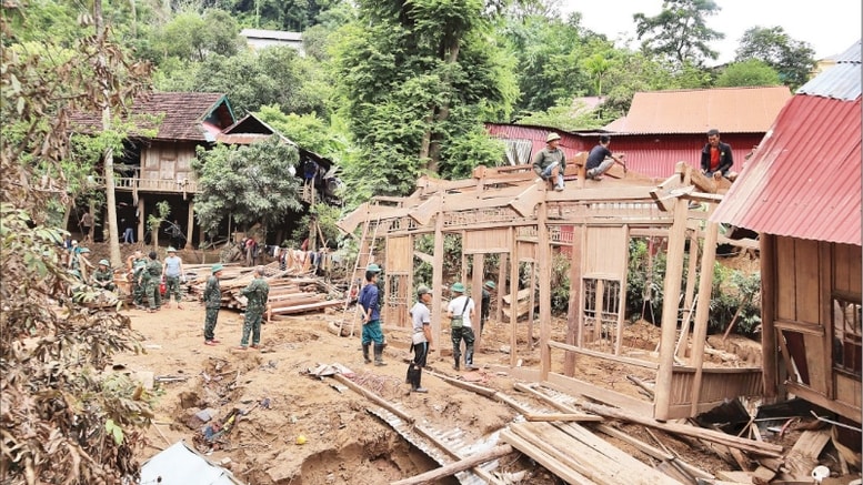 Thiên tai năm 2025 đã khiến hàng nghìn gia đình đối diện nguy cơ tái nghèo. Sau thiên tai, các chính sách an sinh gấp rút được triển khai, đặc biệt là Chiến dịch Quang Trung đã kịp thời trao mái ấm cho các hộ bị mất nhà cửa.