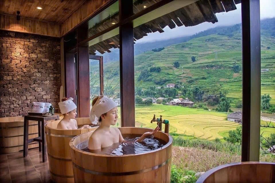 Du khách trải nghiệm dịch dụ tắm thảo dược kết hợp du lịch tại vùng cao