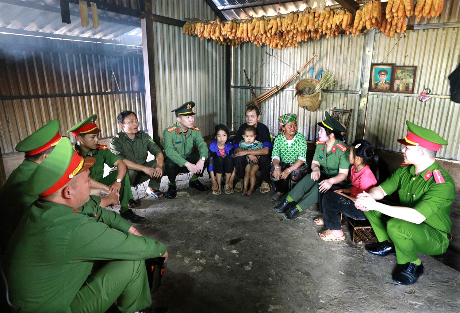 Các chiến sĩ Công an xã trực tiếp đến tận nhà ông Giàng Nhà Trư có 2 con đẻ và 1 con rể đang chấp hành án về tội mua bán trái phép chất ma túy và cai nghiện tại  Trung tâm cai nghiện bắt buộc số 2, thăm hỏi và nắm bắt tình hình tư tưởng