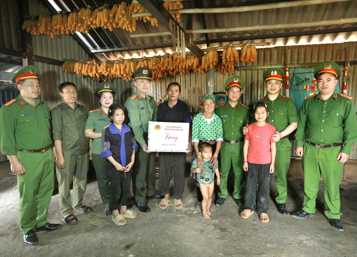Tổ công tác tăng cường xây dựng xã Mù Cang Chải không ma túy cùng cán bộ, chiến sĩ  Công an xã trao tặng những phần quà thiết thực cho gia đình có thân nhân đang chấp hành án  và đi cai nghiện tại cơ sở bắt buộc.