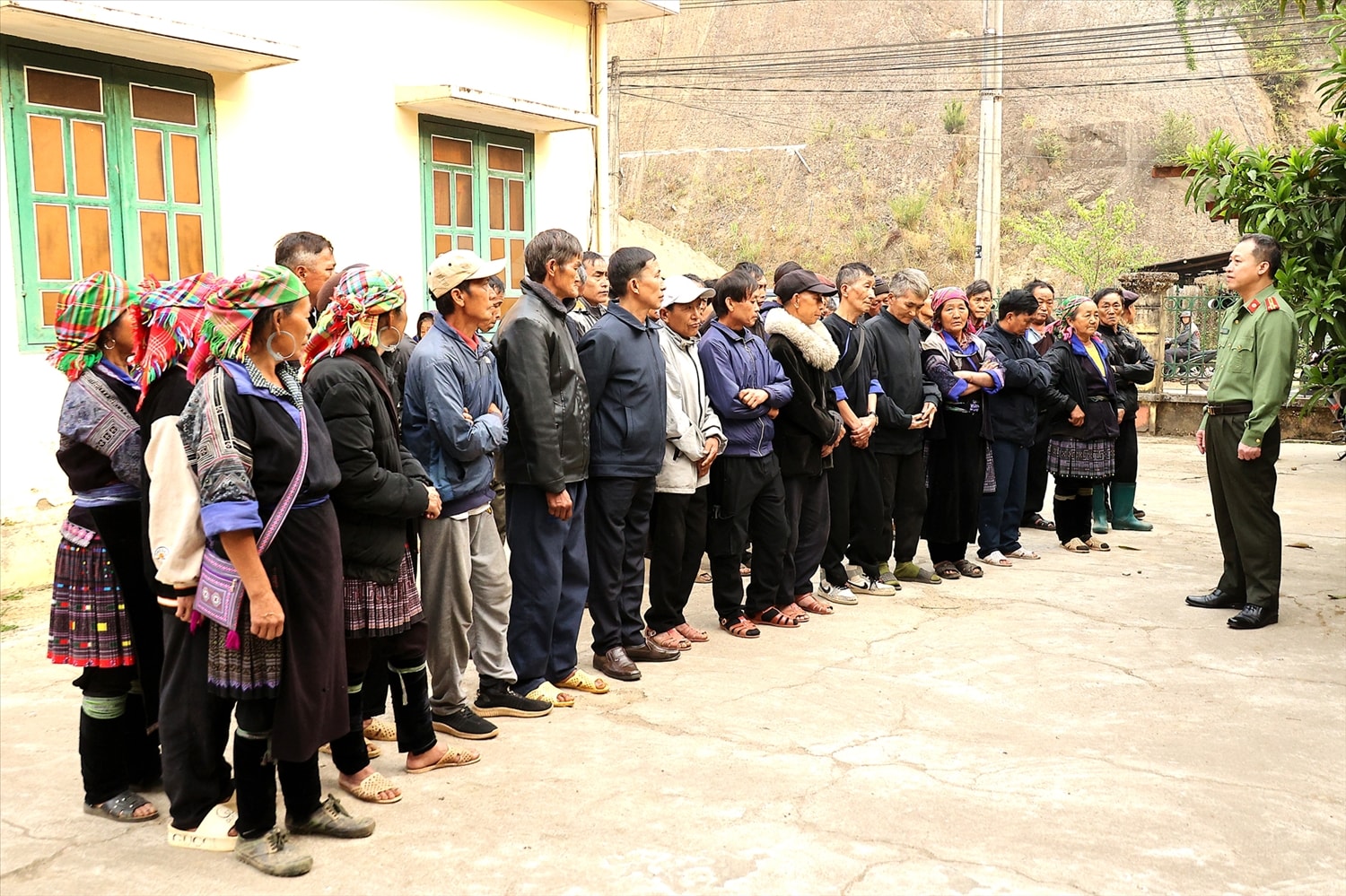Thượng Tá – Đỗ Tùng Bảo, Phó Trưởng phòng ANĐT Công an tỉnh Lào Cai, Tổ trưởng Tổ công tác trực tiếp gặp gỡ, tuyên truyền phổ biến pháp luật và các biện pháp phòng, chống ma túy  cho bà con trong xã tránh xa cái chết trắng