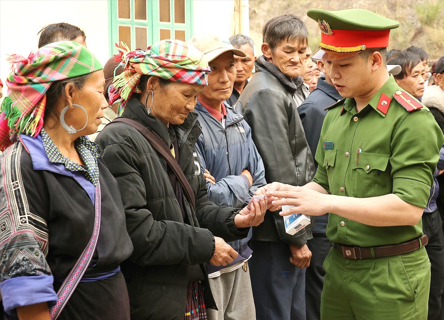 Tổ công tác tăng cường tại xã Mù Cang Chải hướng dẫn đối tượng nghiện sử dụng  que thử ma túy trước khi sử dụng Methadone