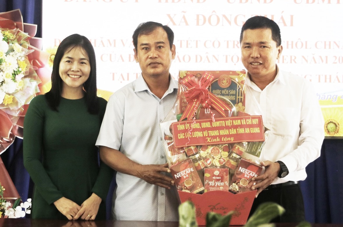 Giám đốc Sở Dân tộc và Tôn giáo tỉnh An Giang Danh Phúc tặng quà tập thể Trường Phổ thông Dân tộc nội trú THCS Đông Thái